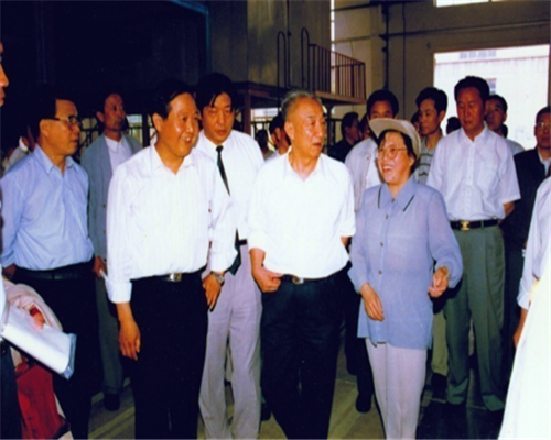 1997年6月，鄒家華副總理視察天水長(zhǎng)城開(kāi)關(guān)廠(chǎng)
