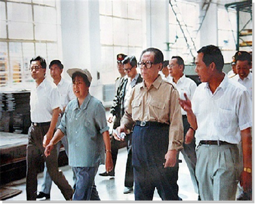 1992年8月13日，江澤民總書(shū)記視察公司所屬企業(yè)。江澤民總書(shū)記在視察了主要生產(chǎn)車(chē)間后異常興奮地表示：“沒(méi)到天水之前，還不知道這里有這么好的工廠(chǎng)！”，并欣然為公司題字留念。